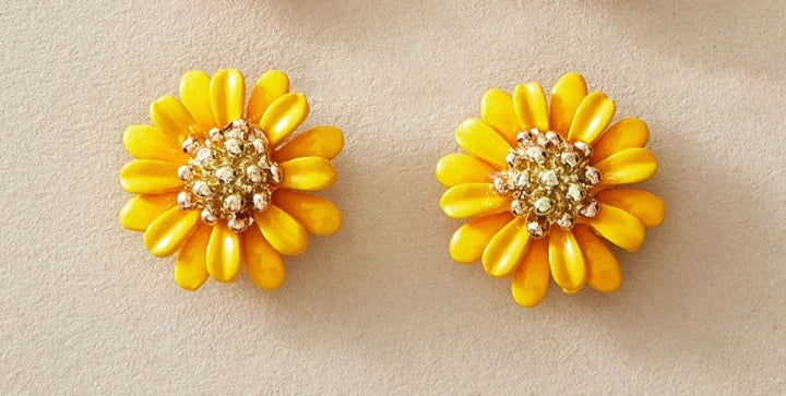 DAISY FLOWER STUD EARRINGS - YELLOW