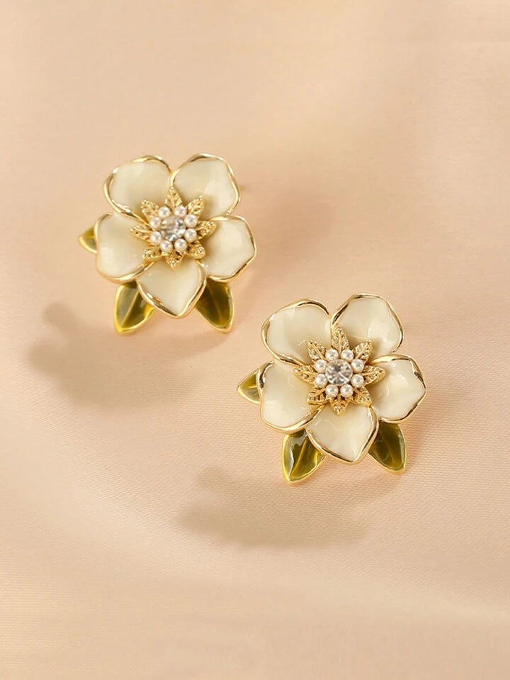 WHITE FLOWER STUD EARRINGS - GOLD