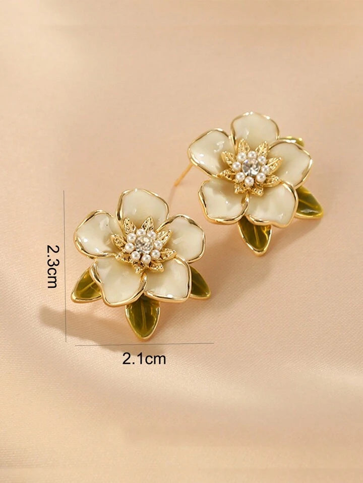 WHITE FLOWER STUD EARRINGS - GOLD