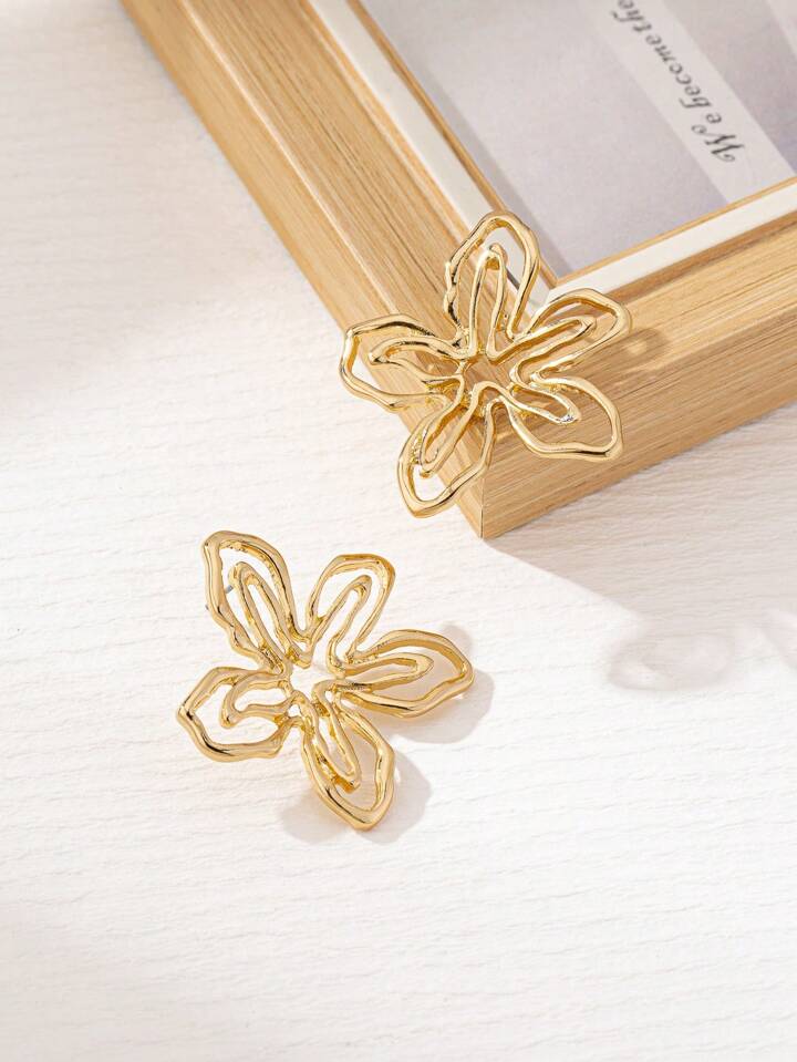 OUTLINE PETAL STUD EARRINGS